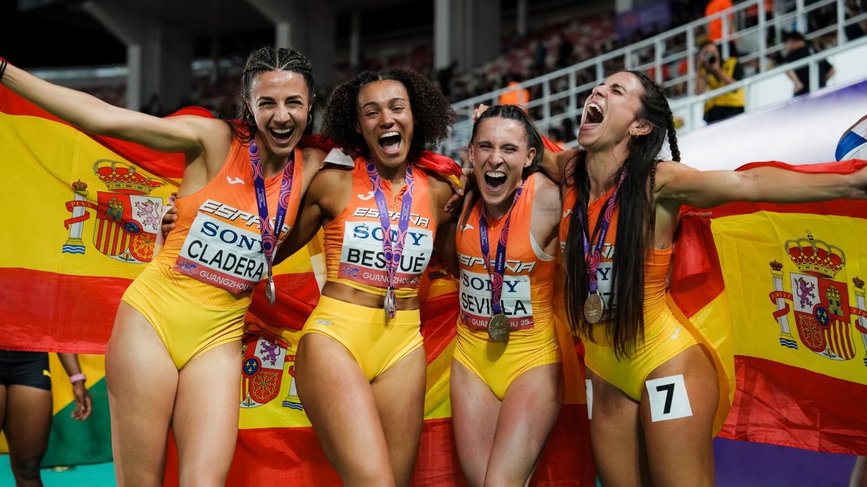 L'equip espanyol femen de relleu 4x100, amb Jel Bestu (segona per l'esquerra) / Foto: RFEA