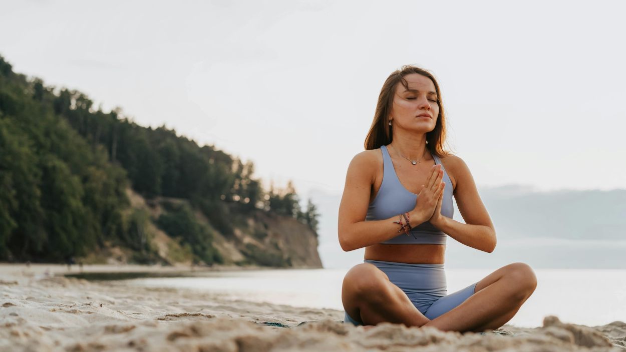 Una dona meditant a la platja / Foto: CC0 (Pexels)