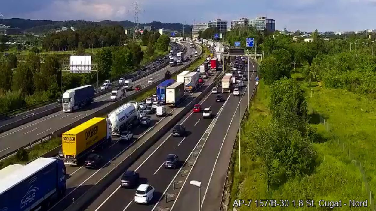 Les cues a l'AP-7 en el seu pas per Sant Cugat / Foto: Trnsit