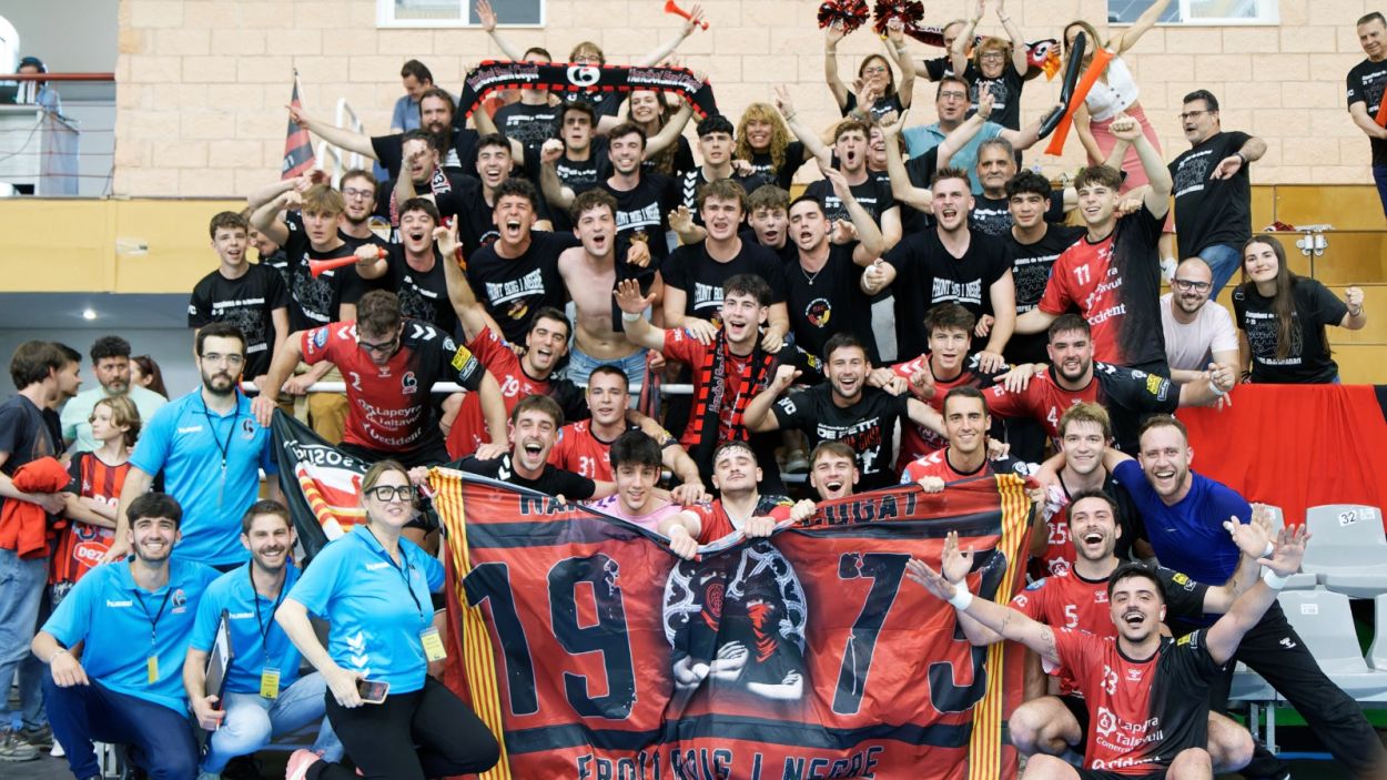 Els jugadors de l'Handbol Sant Cugat celebren la victòria amb els aficionats que s'han desplaçat a Còrdova Els jugadors de l'Handbol Sant Cugat celebren la victòria amb els aficionats que s'han desplaçat a Còrdova