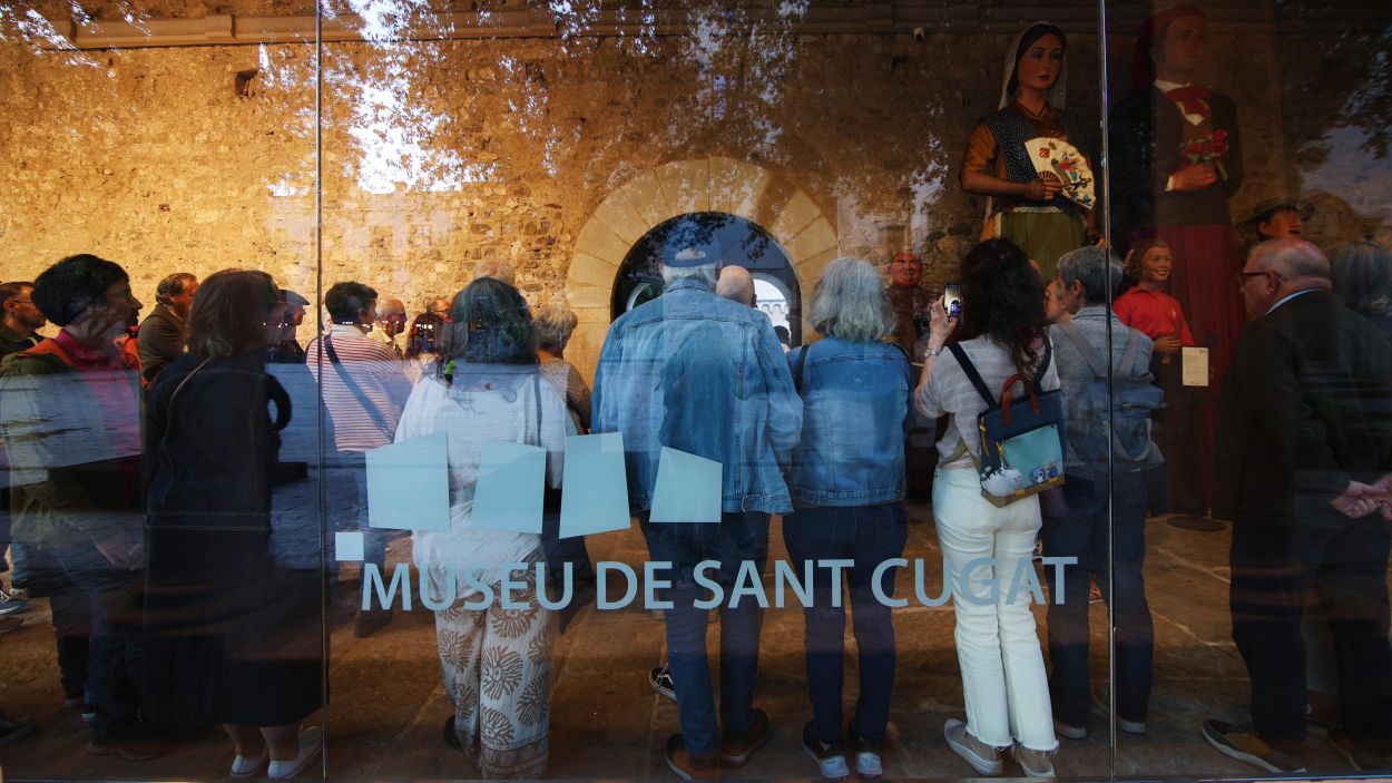 Un grup de visitants al Claustre del Monestir / Foto: Cugat Mdia (Joel Codina)