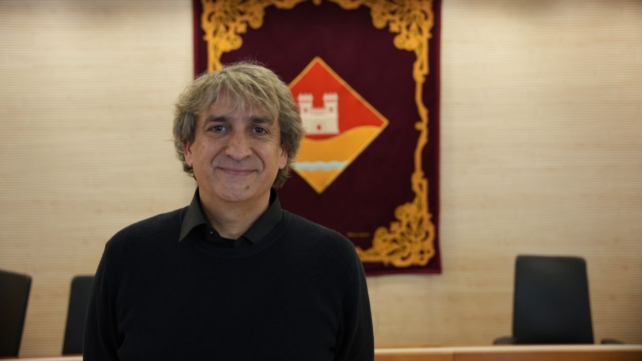 lex Aguilar, a la sala de plens de l'EMD de Valldoreix / Foto: CUP Sant Cugat