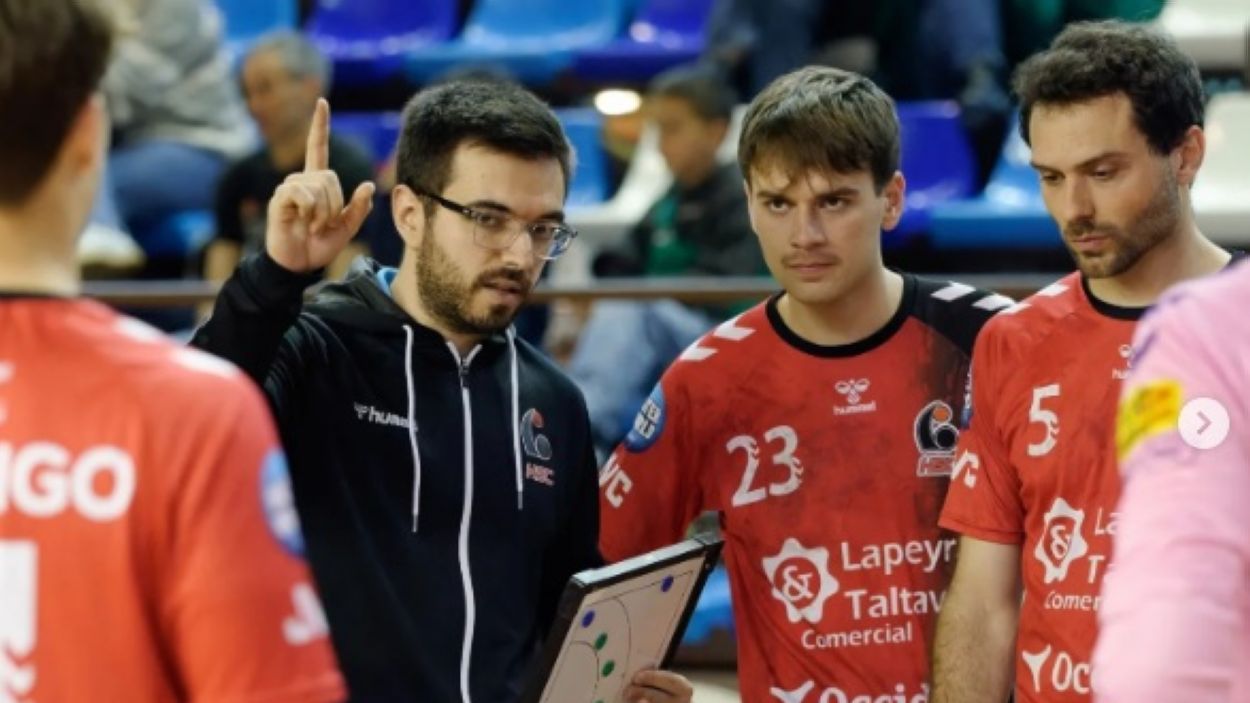 El tcnic, Haritz Salvad, durant un partit / Foto: Handbol Sant Cugat