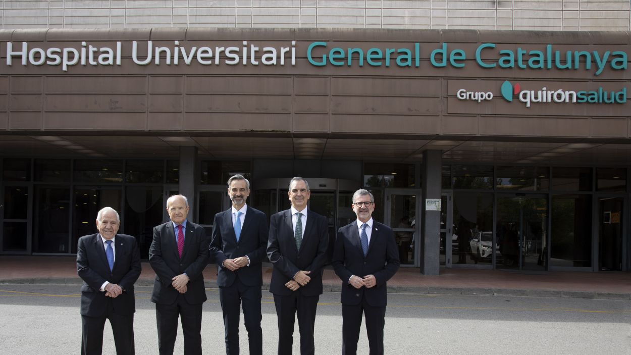 Josep Maria Pujol, Jos Montilla, Joan Izquierdo, XavierMate, i Josep Maria Valls, a les portes del centre hospitalari / Foto: HUGC