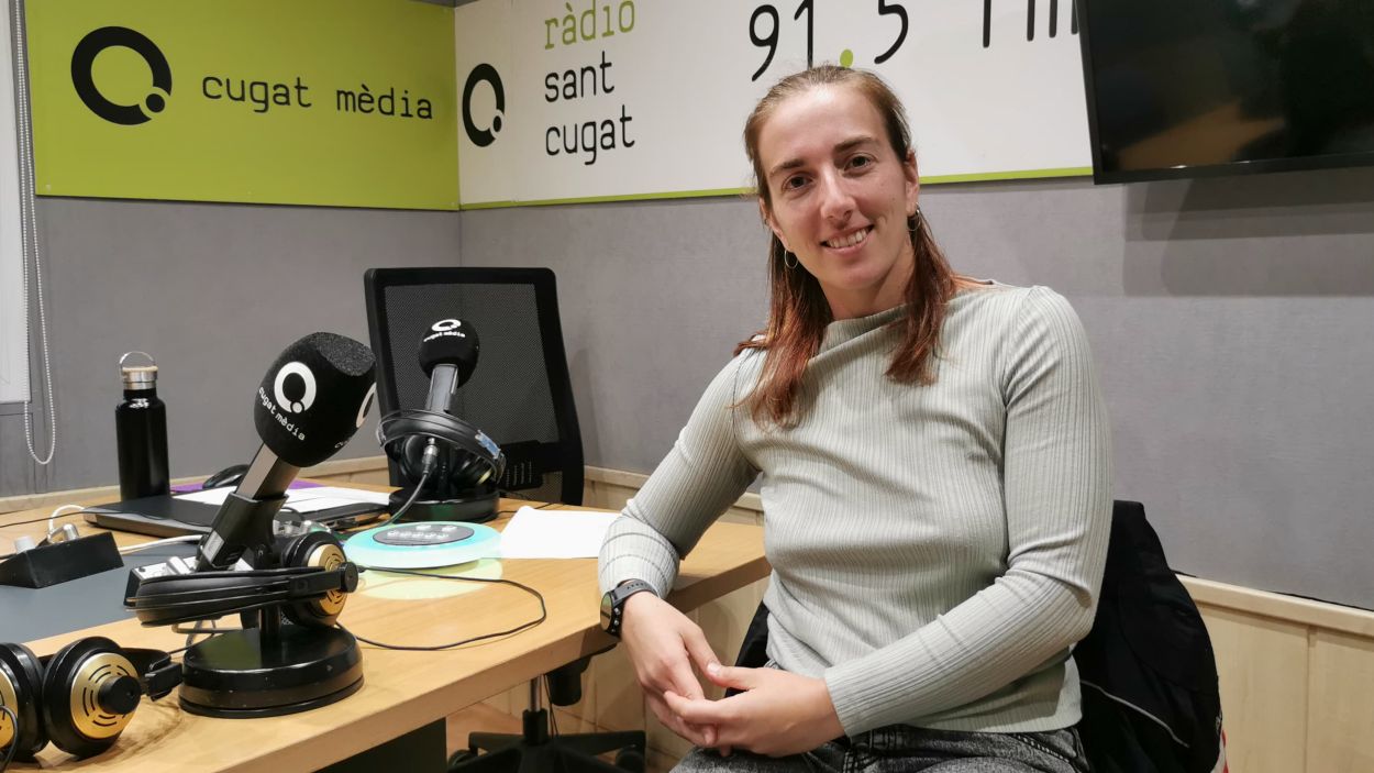 La fisioterapeuta Kate Cap a l'estudi Ramon Barnils de Rdio Sant Cugat