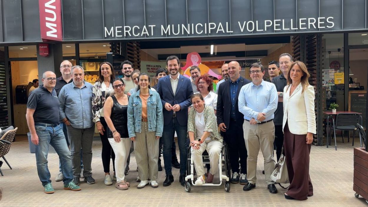 Responsables poltics i tcnics amb els paradistes, a l'entrada del Mercat de Volpelleres / Foto: Cugat Mdia