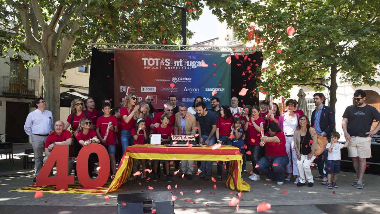 Moment  de la bufada de les espelmes del 40 aniversari del TOT Sant Cugat / Foto: Bernat Millet (TOT Sant Cugat)