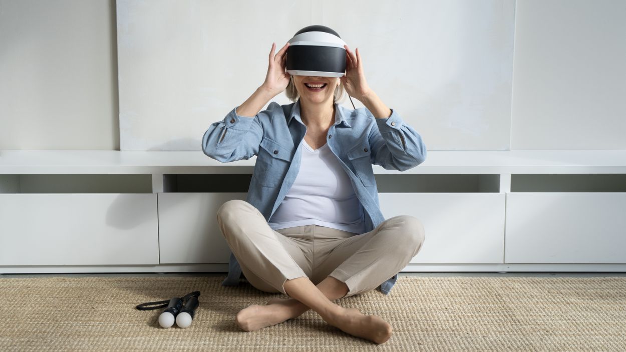 Una dona amb unes ulleres de realitat virtual / Foto: Freepik