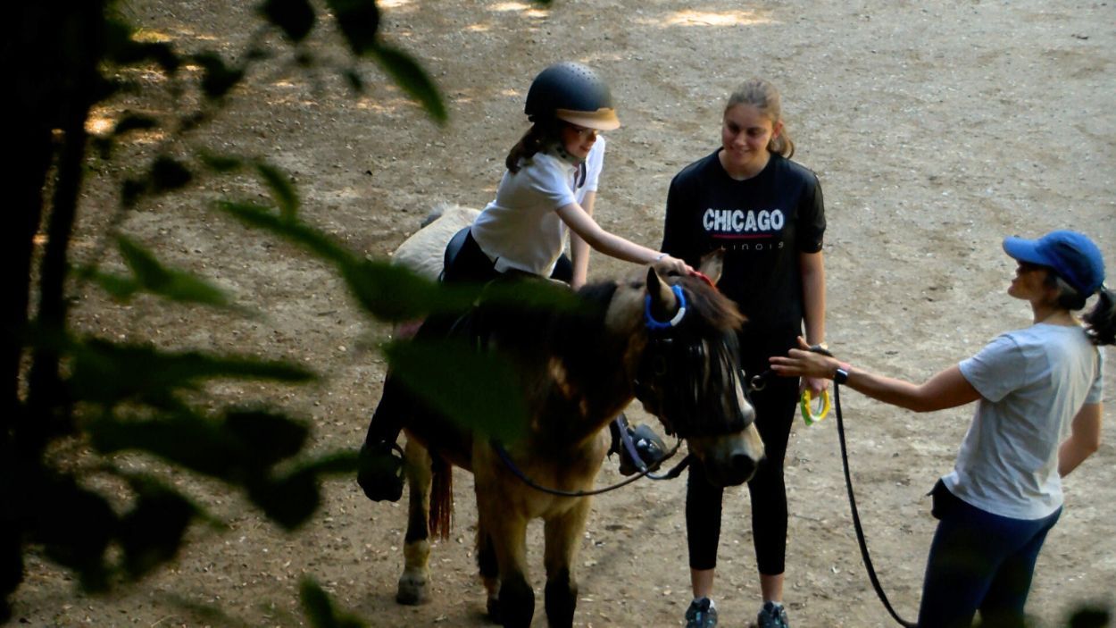 La Lucía durant una sessió d'equinoteràpia a l'Hípica Collserola La Lucía durant una sessió d'equinoteràpia a l'Hípica Collserola