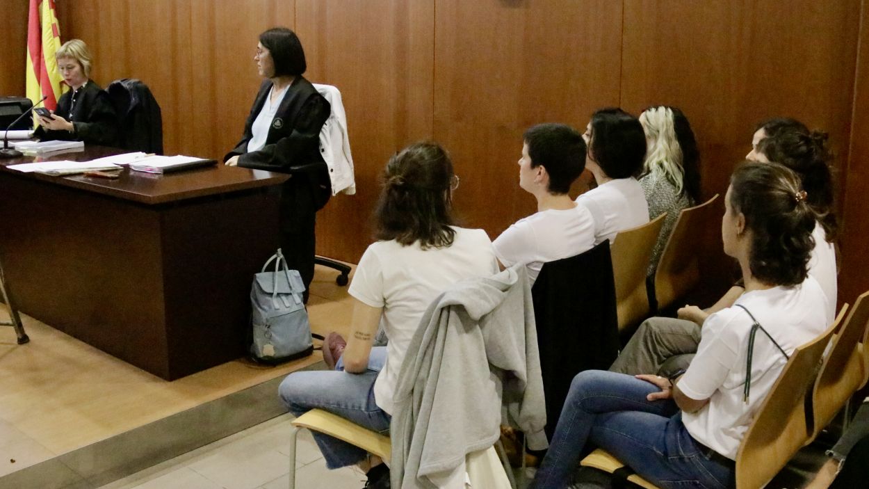 Imatge de les encausades en el primer dia de judici / Foto: ACN (Jordi Pujolar)