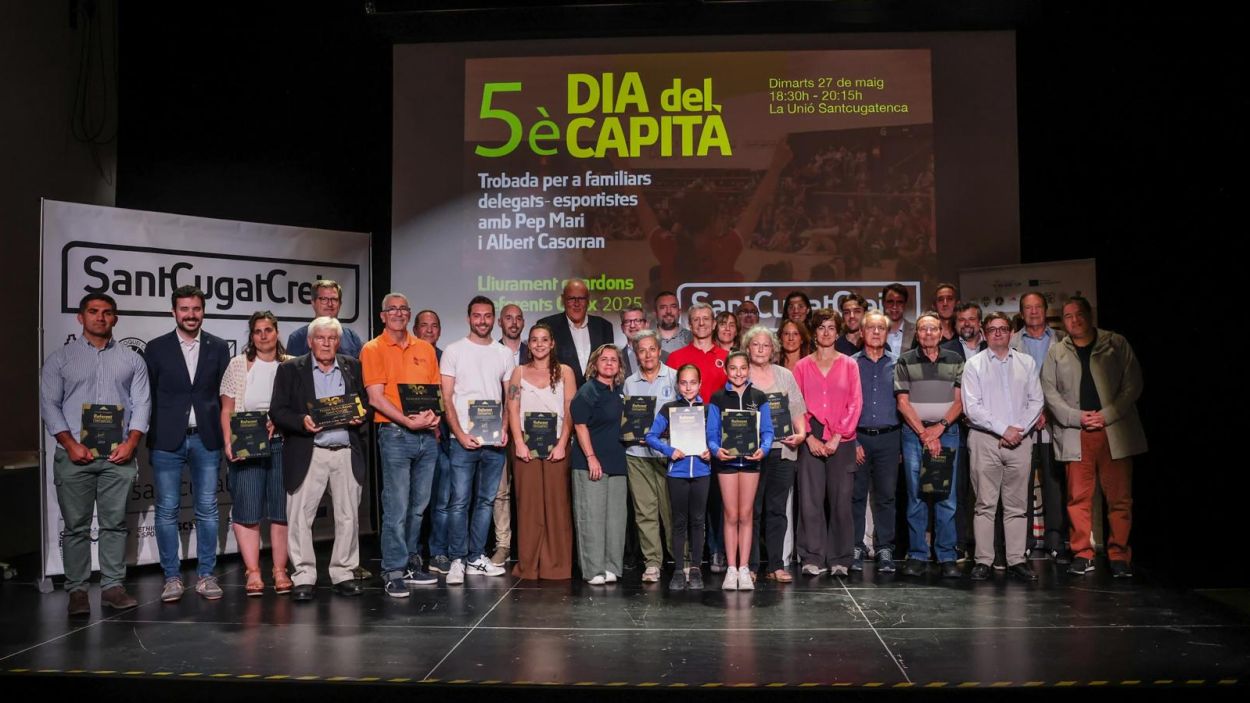 Fotografia de famlia amb els guardonats i representants institucionals / Foto: SantCugatCreix