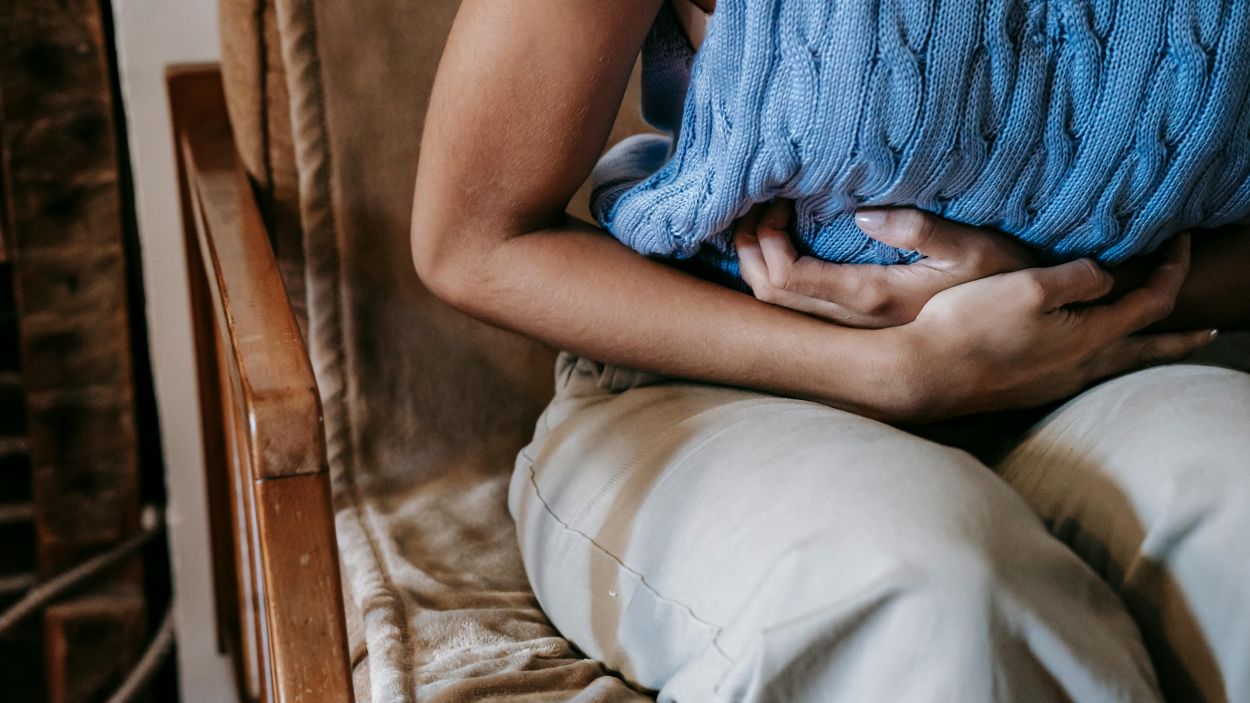 Una persona tocant-se la panxa en senyal de malestar / Foto: Pexels Sora Shimazaki
