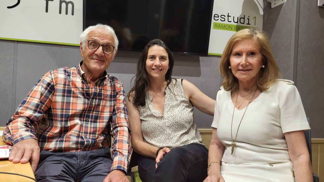 D'esquerra a dreta: Rogeli Pedr, Eva Navarro i Lourdes Dalmau a l'estudi Ramon Barnils de Rdio Sant Cugat
