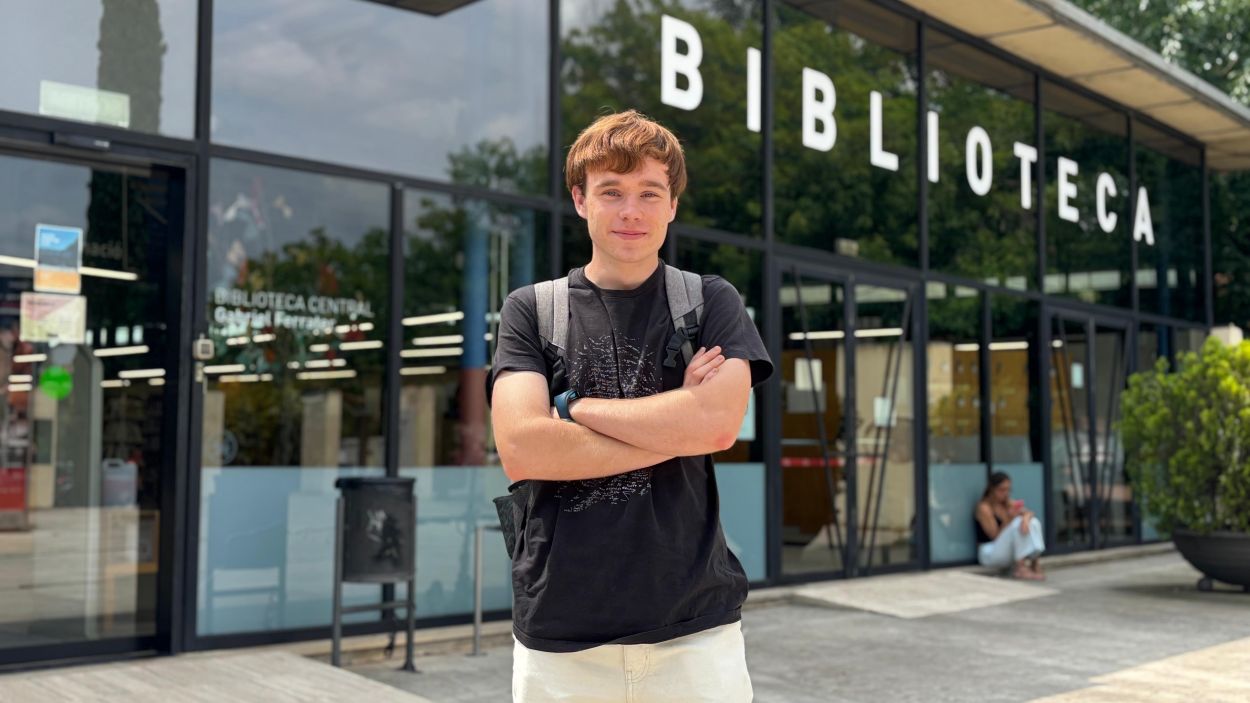 Eric Mateu, a l'exterior de la biblioteca Gabriel Ferrater / Foto: Cugat Mdia