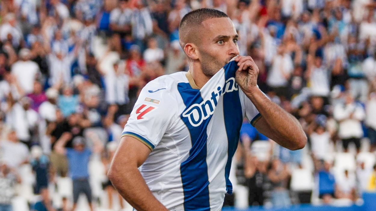 Enric Franquesa celebrant el gol d'aquest diumenge al camp del Legans / Foto: CD Legans