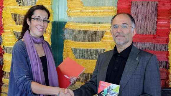 La responsable del SLC, Mar Oate, i el regidor de Cultura, Xavier Escura, han signat l'acord / Foto: Localpres