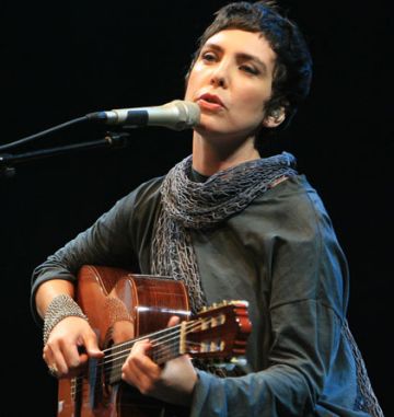 Adriana Calcanhotto s cantant i guitarrista / Font: Last.fm