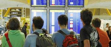 Molts viatgers s'acumulen als aeroports europeus
