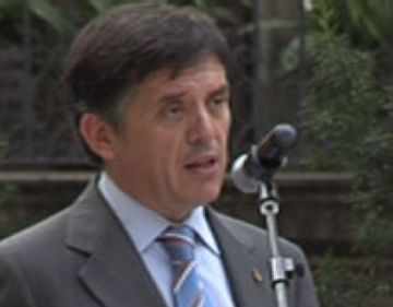 L'alcalde, pronunciant el seu discurs a la plaça de Barcelona