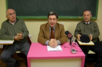 D'esquerra a dreta, Antoni Gmez, Jordi Bell i Josep Garrell, dels Amic dels Veterans i la Regalssia