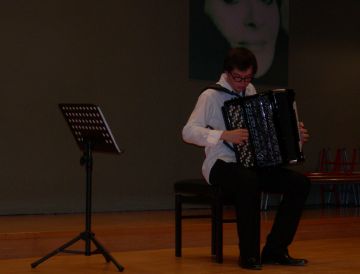 L'acordeonista Ander Tellera durant el concert