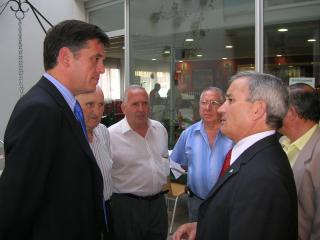 L'alcalde, a l'esquerra, parla amb el president del CPA (Arxiu)