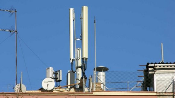l'Ajuntament regular la instalLaci d'antenes de telecomunicacions / Font: Cccb.org