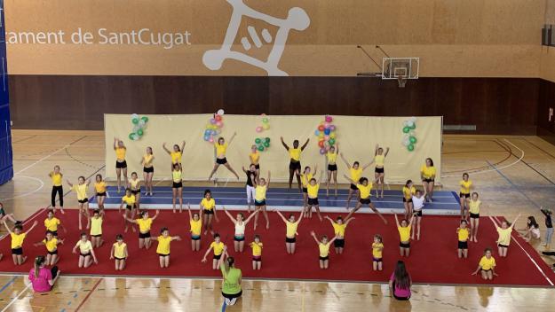 Una seixantena de gimnastes del Club Artística Sant Cugat participen del festival de cloenda 