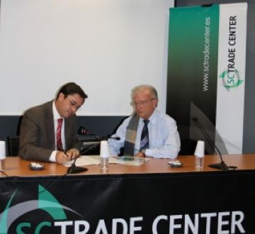 Firma de l'acord entre el gerent de SC Trade Center, Juanjo Martnez, i el director tcnic de la cursa, Domingo Lpez