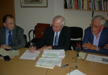 El President de l'aula, Marc Plens (al centre), acompanyat de dos socis de l'entitat