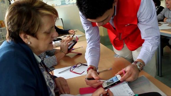 L'objectiu s ensenyar a utilitzar b les funcions dels telfons mbils / Foto: Creu Roja