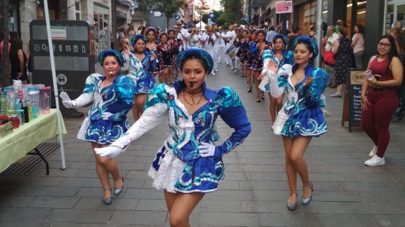 Els Caporales Bolívia - Sant Cugat ballen al carrer Valldoreix