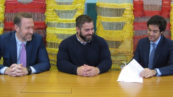 Vicen Beltran, Eloi Rovira i Oriol Quevedo, durant la signatura del conveni / Foto: Ajuntament de Sant Cugat