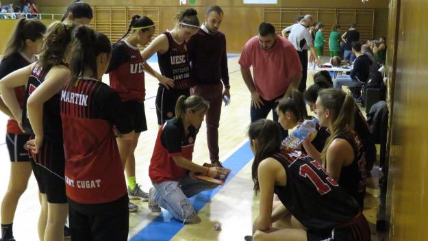 Marta Rosanas donant instruccions a les seves jugadores