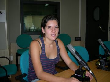 Leticia Martn, una de les components de Blue Velvet, a l'estudi 1 de Cugat.cat