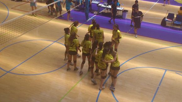 Imatge de les cadets en assolir el triomf / Font: Federaci Catalana Voleibol
