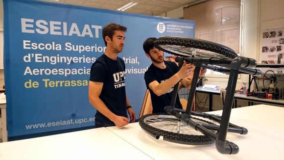 Bernat Villa, a l'esquerra, amb el seu company del projecte provant un prototip de la cadira / Foto: UPC