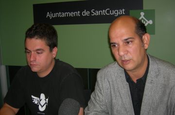 Joan Caldern, a l'esquerra, durant la roda de premsa, acompanyat del portaveu municipal, Xavier Boix