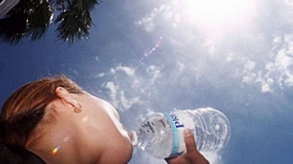 Beure molta aigua s un dels consells a seguir durant els dies de molta calor