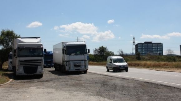 Alguns camions aparcats al voral de la carretera BP-1503 entre Sant Cugat i Rub / Font: ACN