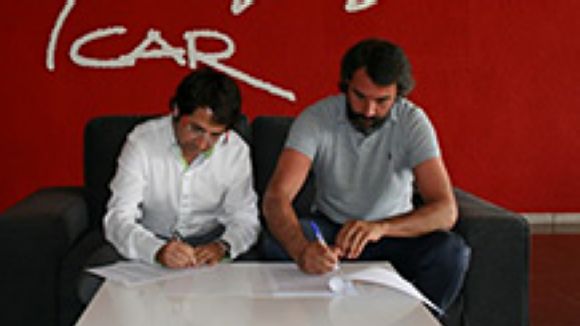 Ferran Bosque, de Poolbiking, i Joan Fontser durant la signatura de la collaboraci / Font: PoolBiking