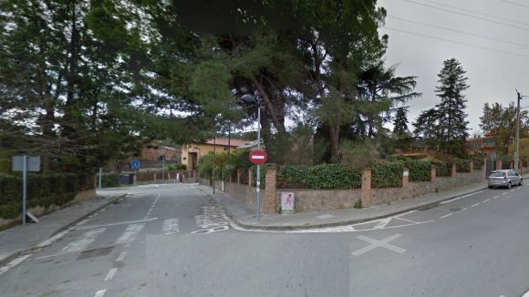 Uni dels carrers de Barceloneta, a l'esquerra, i d'Antoni Caball, a la dreta vista des del carrer del Mol / Foto: Google Maps