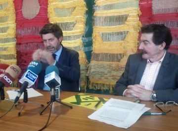 D'esquerra a dreta, els regidors Pere Casajoana i Josep Romero, durant la roda de premsa