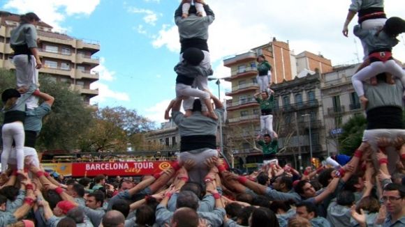 Moment de l'actuaci de la trobada de colles de Sant Medir, al barri de Sants / Font: Castellers