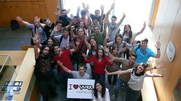 Imatge d'un grup de joves celebrant la seva selecci / Foto: Yuzz.org.es