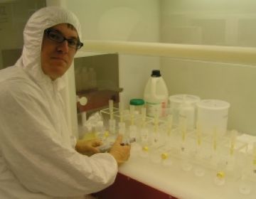 El cientfic santcugatenc fent proves en un laboratori d'Oxford