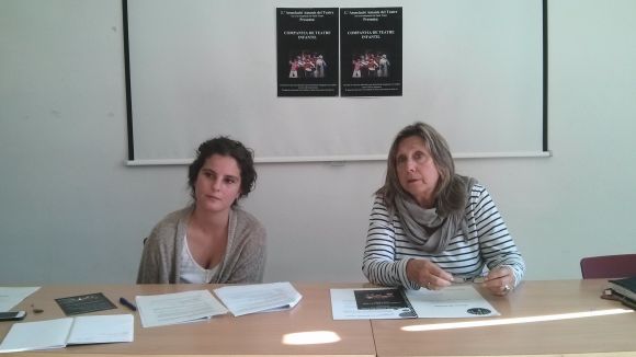 D'esquerra a dreta: Marta Oliva i Teresa Canas en la presentació de la companyia