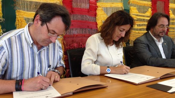 Rafa Robledo, Merc Conesa i Ral Grang en el moment de la signatura
