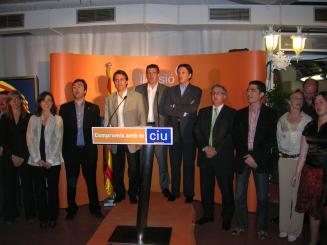 Els candidats de CiU i Mas cantant 'Els Segadors'