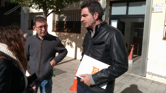 Sergio Blzquez i Aldo Ciprin, davant les installacions de la Policia Nacional espanyola